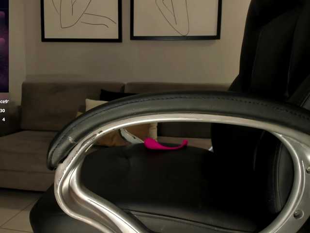 BellaThompson's BongaCams show and profile