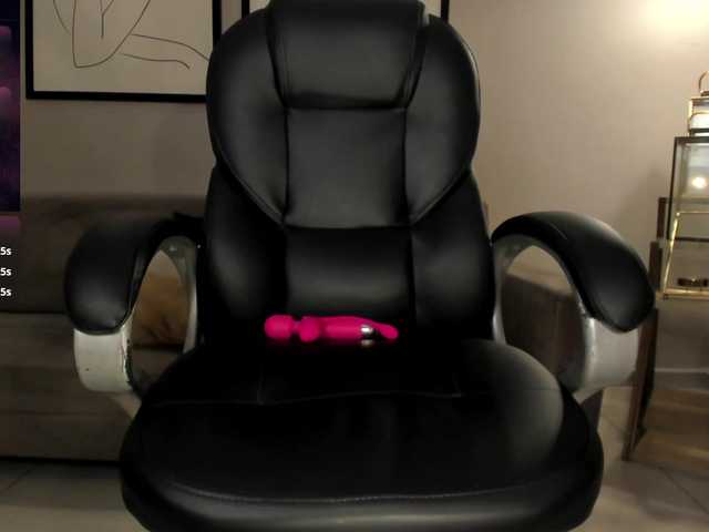 BellaThompson live room