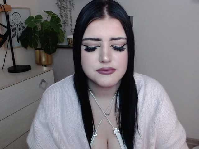 Miabrunette22 webcam