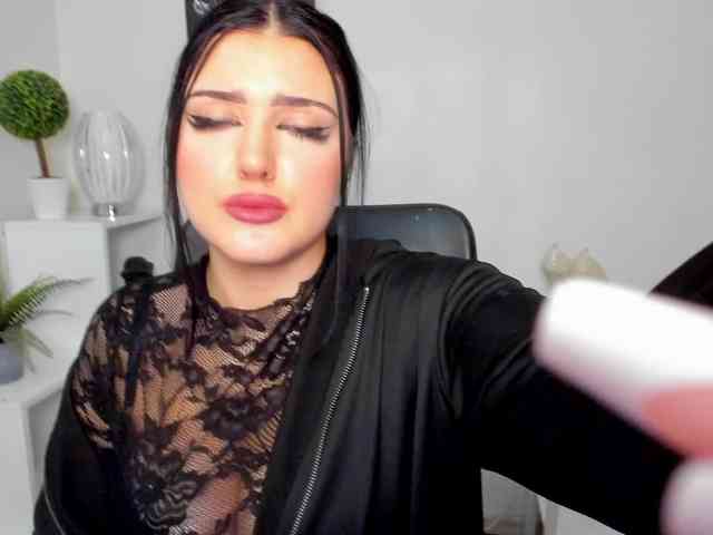 Miabrunette22 webcam