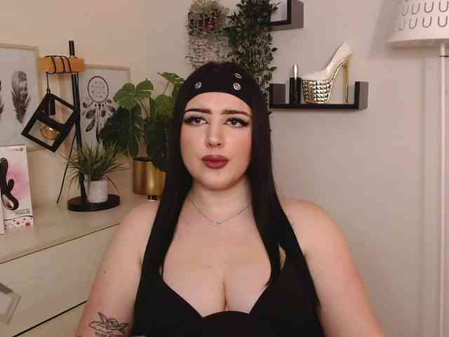 Miabrunette22 webcam