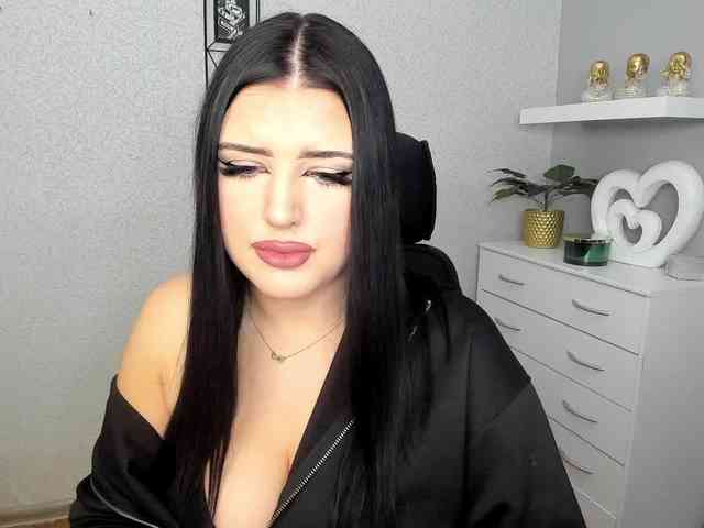 Miabrunette22 webcam