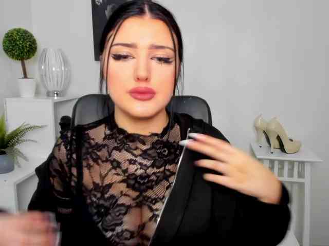 Miabrunette22 webcam