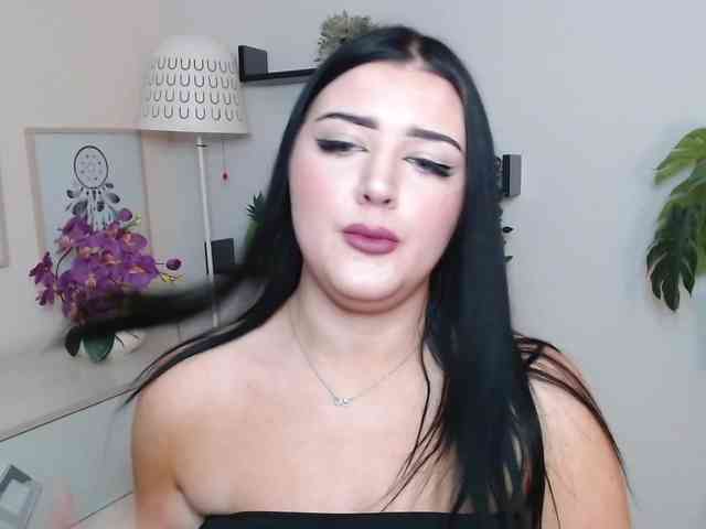 Miabrunette22 webcam