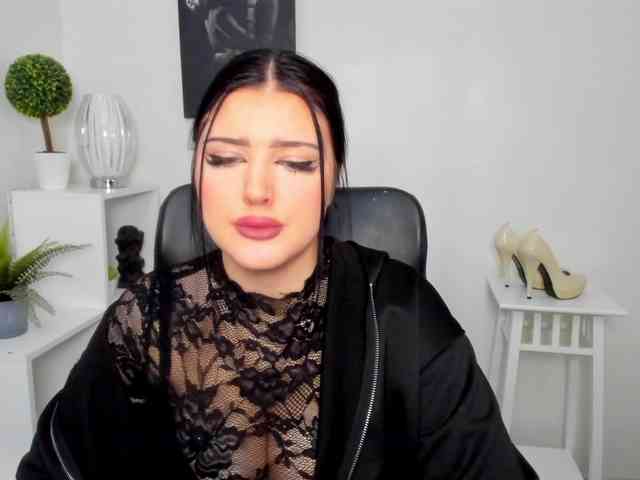 Miabrunette22 webcam