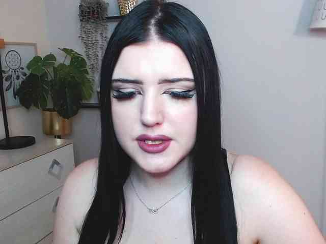 Miabrunette22 webcam