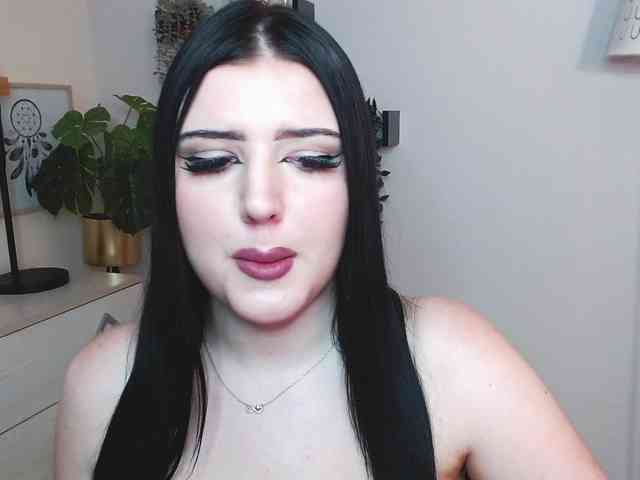 Miabrunette22 webcam