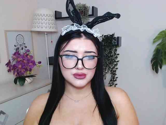 Miabrunette22 webcam
