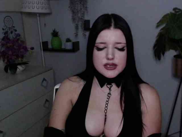 Miabrunette22 webcam