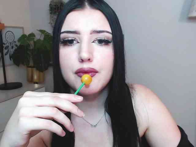 Miabrunette22 webcam