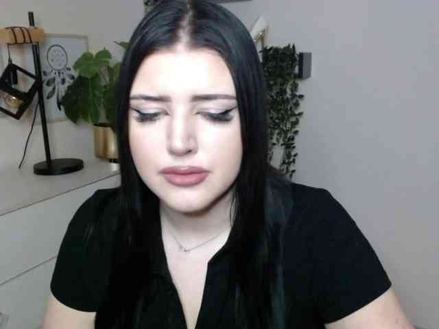 Miabrunette22 webcam