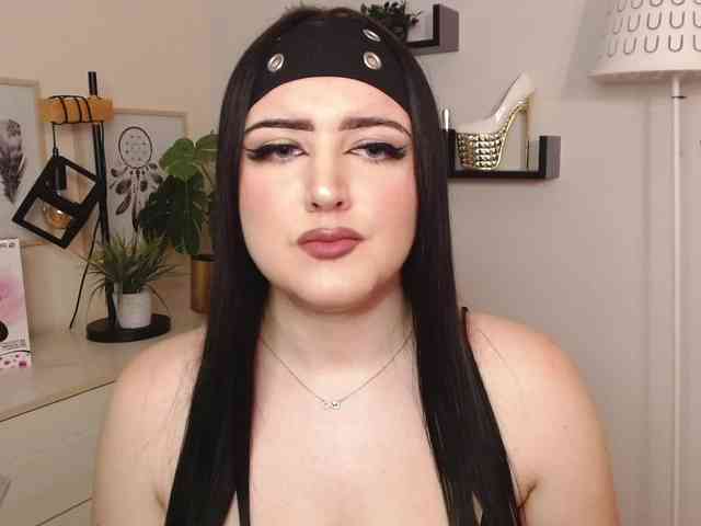 Miabrunette22 webcam