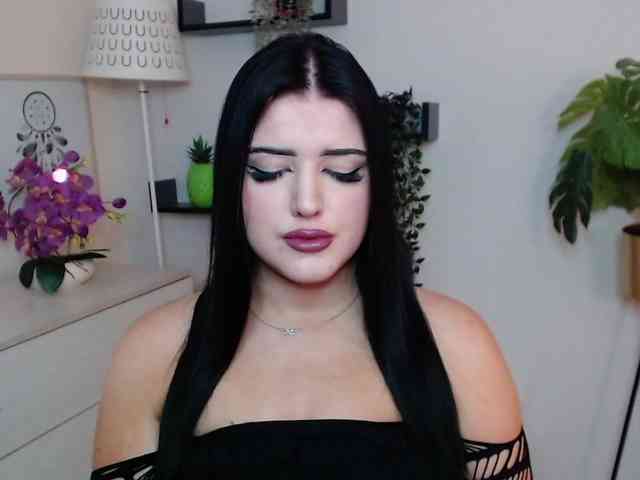 Miabrunette22 webcam