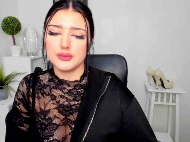Miabrunette22 webcam
