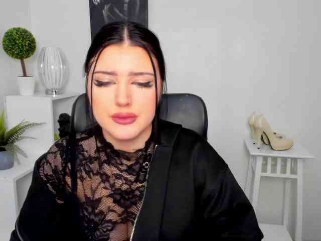 Miabrunette22 webcam