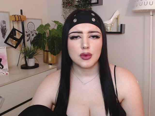 Miabrunette22 webcam