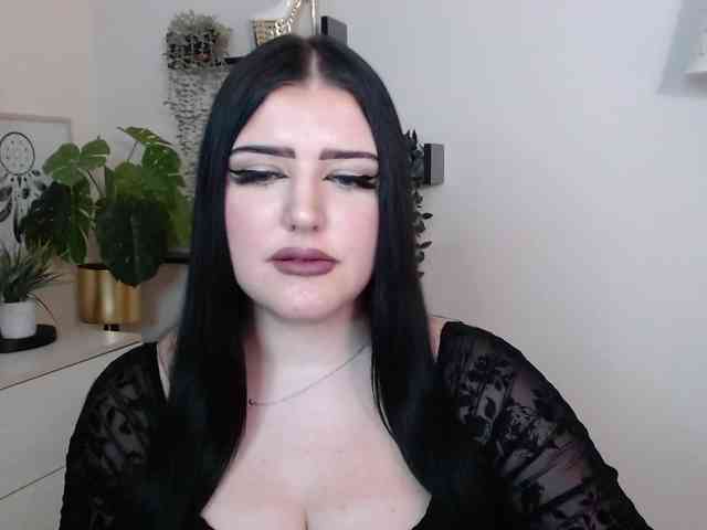 Miabrunette22 webcam