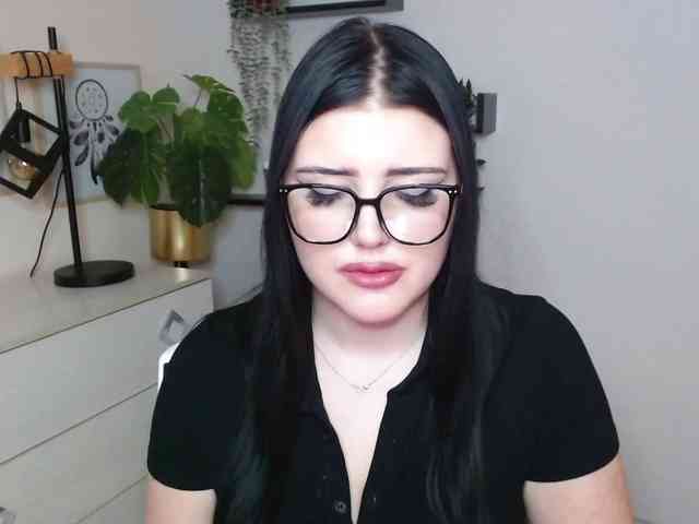 Miabrunette22 webcam