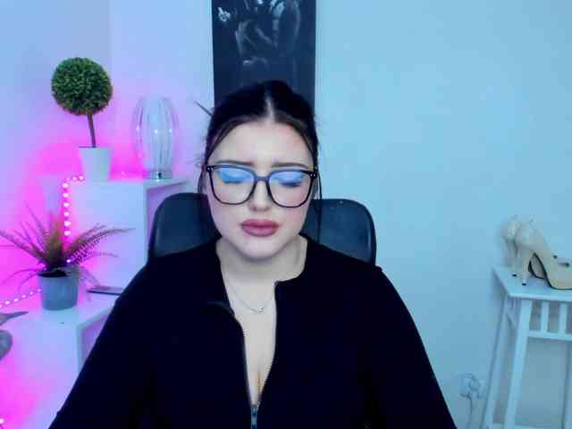 Miabrunette22 webcam