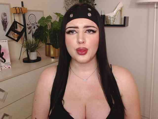 Miabrunette22 webcam