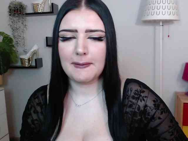 Miabrunette22 webcam