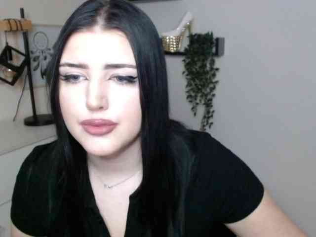 Miabrunette22 webcam