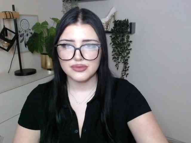 Miabrunette22 webcam