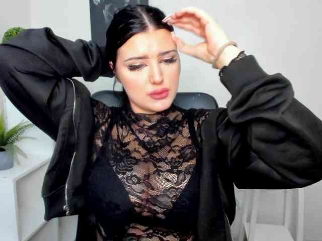 Miabrunette22 webcam