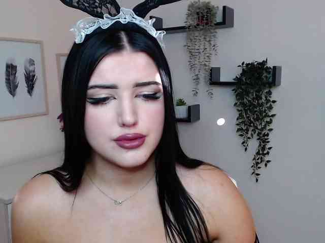 Miabrunette22 webcam