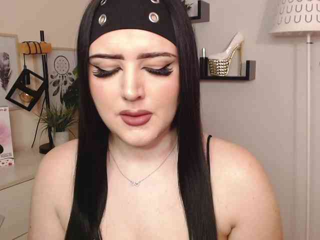 Miabrunette22 webcam