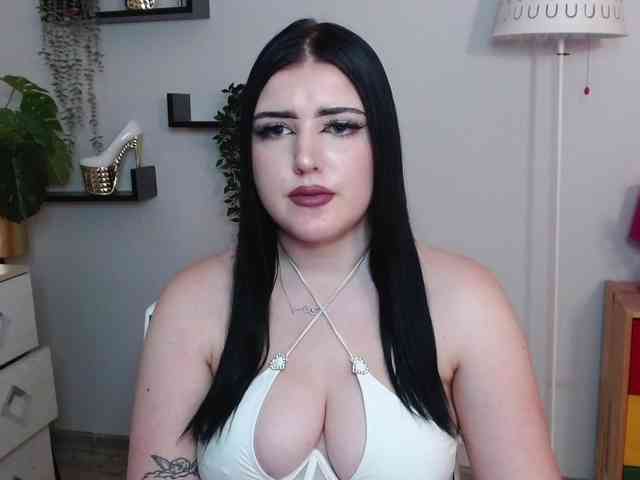 Miabrunette22 webcam