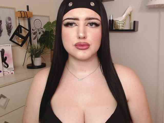 Miabrunette22 webcam