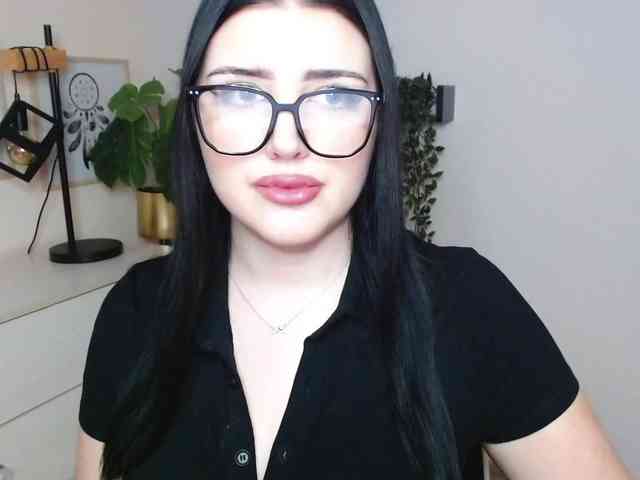 Miabrunette22 webcam