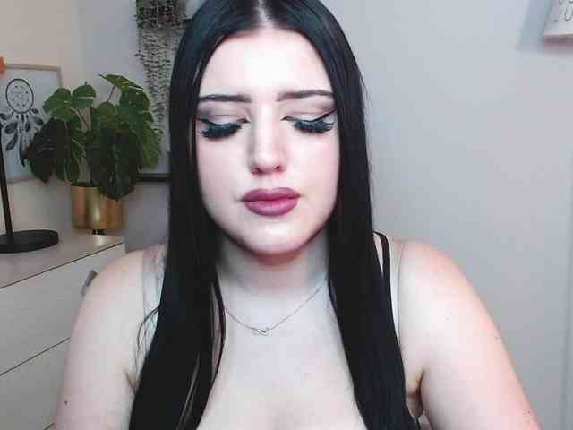 Miabrunette22 webcam
