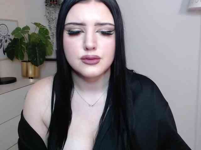 Miabrunette22 webcam