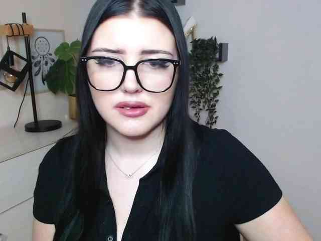 Miabrunette22 webcam