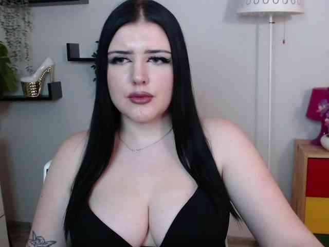 Miabrunette22 webcam