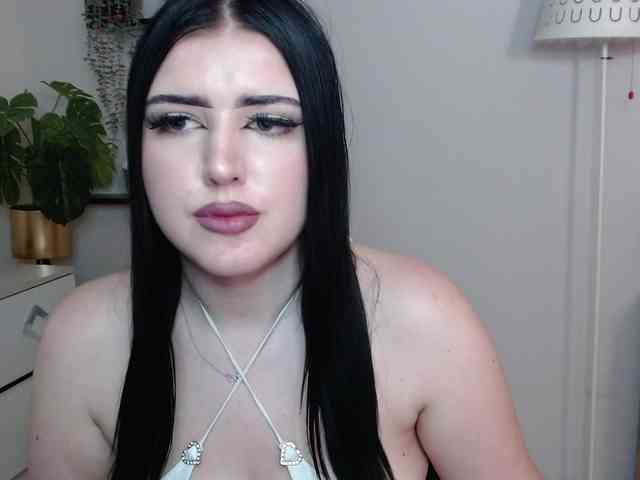 Miabrunette22 webcam
