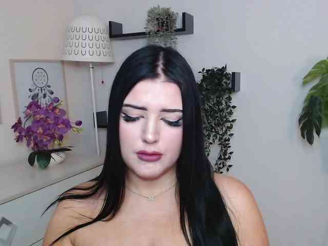 Miabrunette22 webcam
