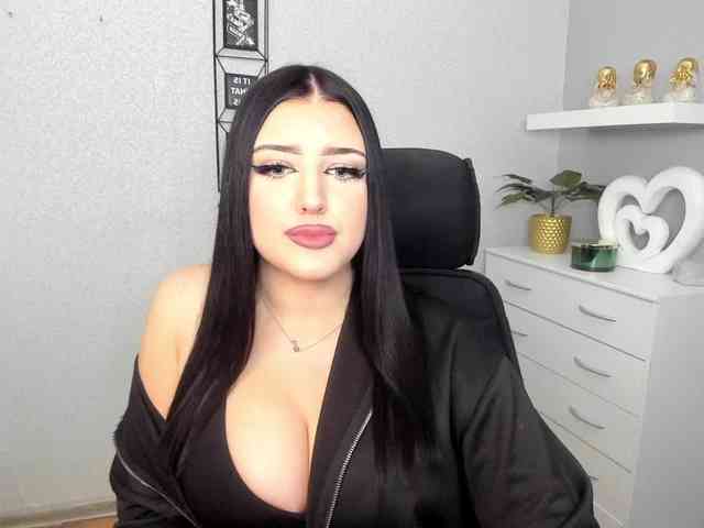 Miabrunette22 webcam