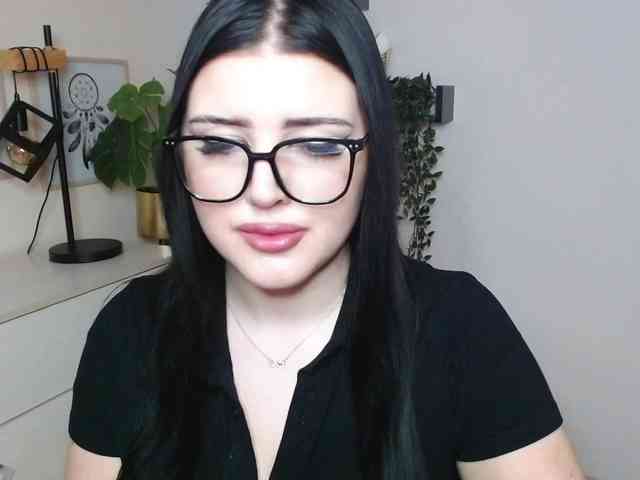 Miabrunette22 webcam