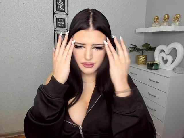 Miabrunette22 webcam