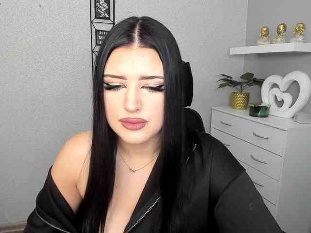 Miabrunette22 webcam