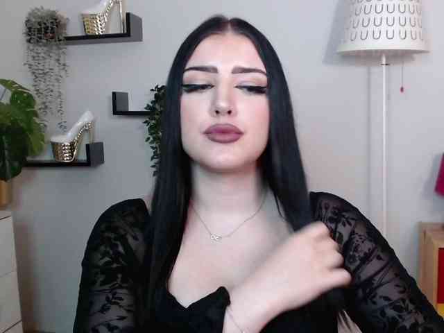 Miabrunette22 webcam