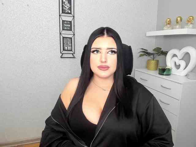 Miabrunette22 webcam