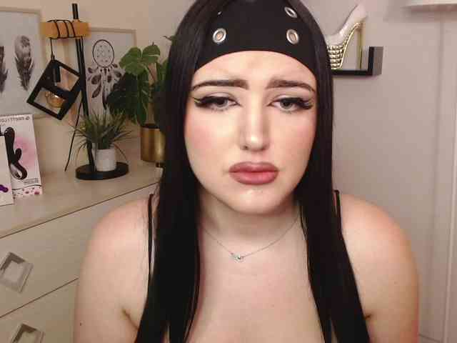 Miabrunette22 webcam