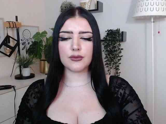 Miabrunette22 webcam