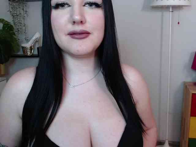Miabrunette22 webcam