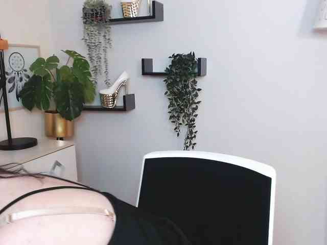 Miabrunette22 webcam