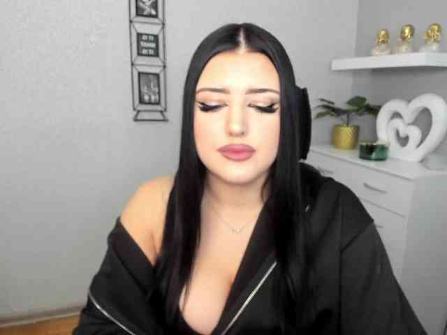 Miabrunette22 webcam